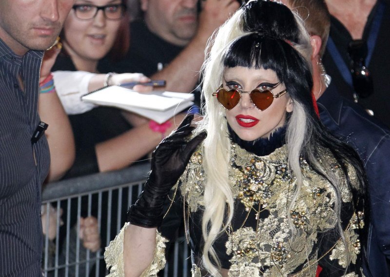 Lady Gaga zbog ozljede kuka gubi 156 milijuna kuna