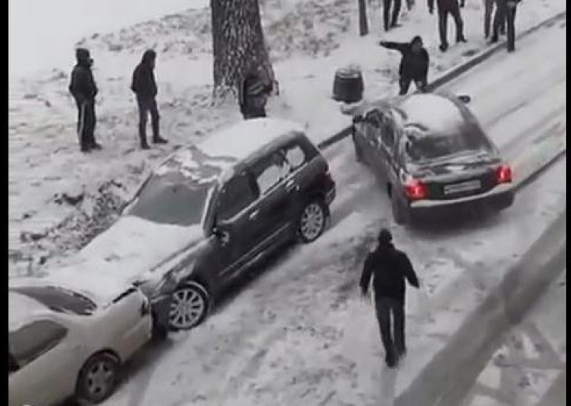 Ruski snagator zaustavio klizanje auta po snijegu
