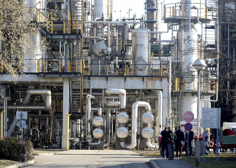Radnici ugašenog postrojenja Rafinerije Sisak dobili nove poslove, nikome se neće smanjiti plaće