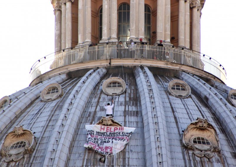 Papa držao misu dok je s kupole visio prosvjednik