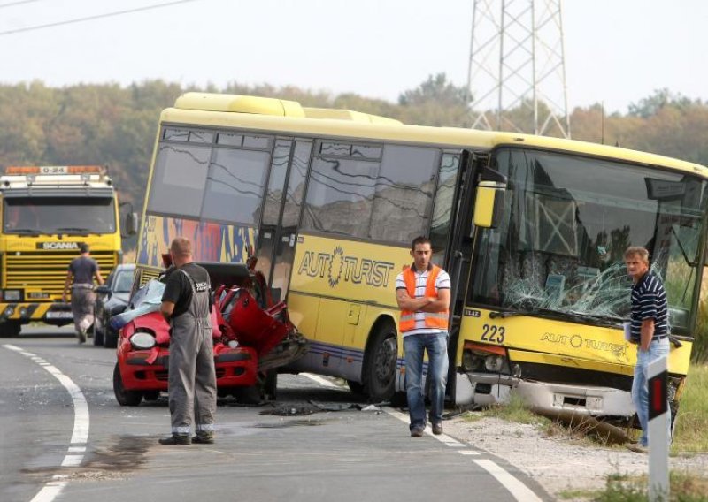 Jedna osoba poginula u sudaru autobusa i automobila