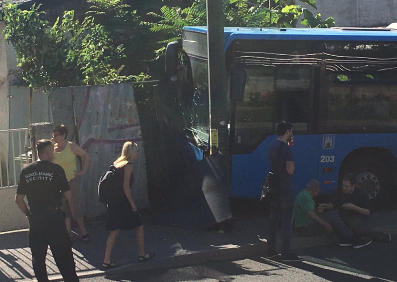 ZET-ov bus zabio se u ogradu u Paromlinskoj, ima ozlijeđenih