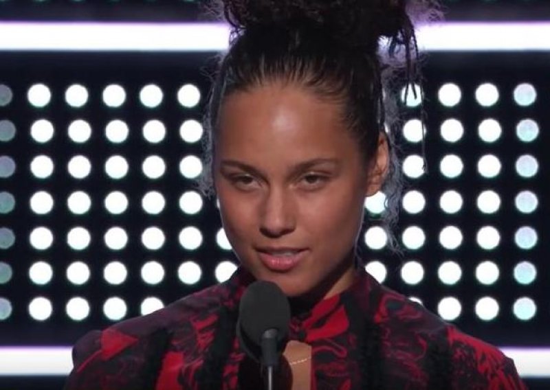 Alicia Keys i dalje osvaja publiku bez šminke