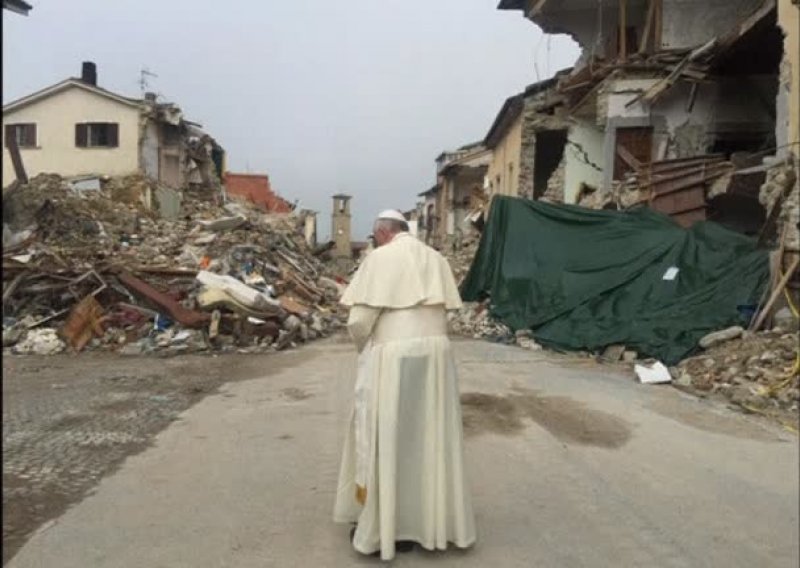 Papa posjetio talijanski grad razrušen u potresu