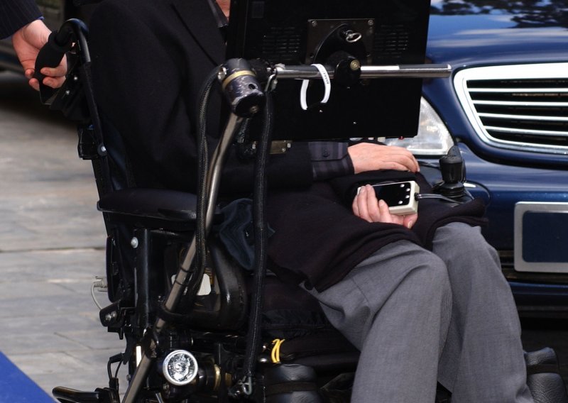 Stephen Hawking hitno smješten u bolnicu