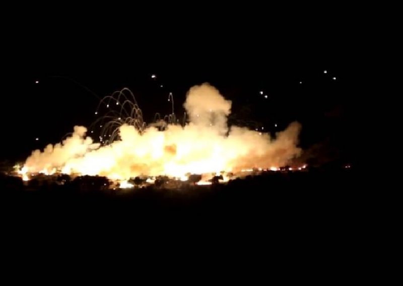 Rusi zasipaju Idlib zapaljivim bombama koje gore kao sunce