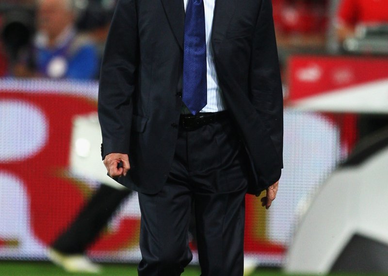 Hitzfeld na klupi Švicarske do 2012.