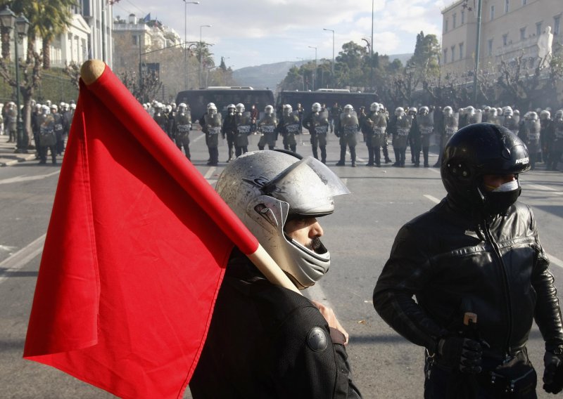 U Ateni zatišje, policija na oprezu