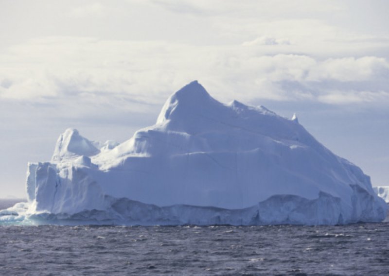 Sante leda zarobile turistički brod sa 104 osobe