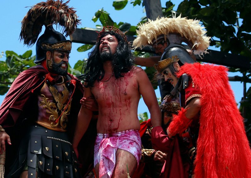 Veliki petak: Filipinci se tradicionalno bičuju i razapinju na križ