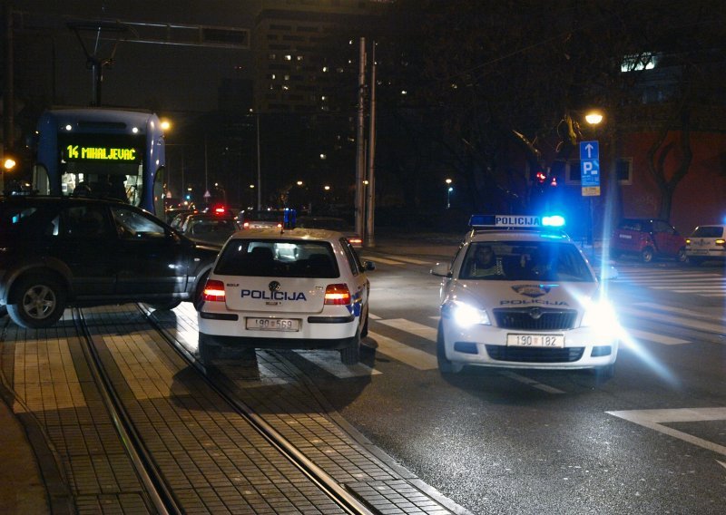 Tramvaj iskočio iz tračnica u Savskoj, ozlijeđen vozač automobila