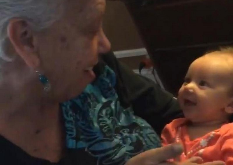 Veselje bebe dok je baka uči znakovni jezik prava je milina