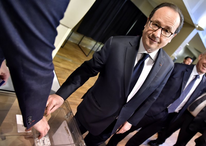 Hollande poziva Francuze da pokažu da je demokracija jača od svega