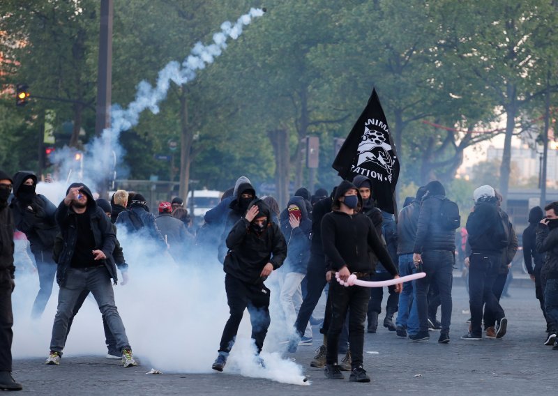 Antifašisti se potukli s policijom u centru Pariza
