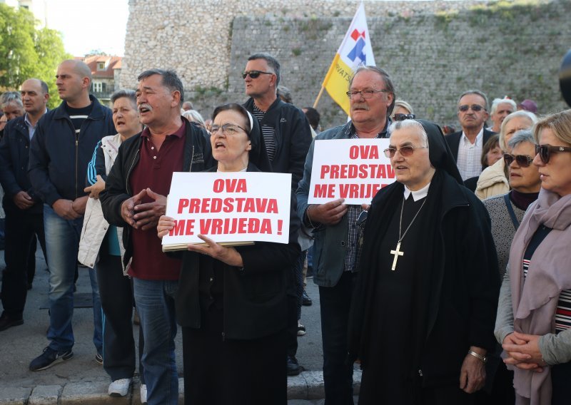 Na prosvjedu u Splitu tražio se egzorcist jer je 'Sotona dao Frljiću ideju za predstavu'