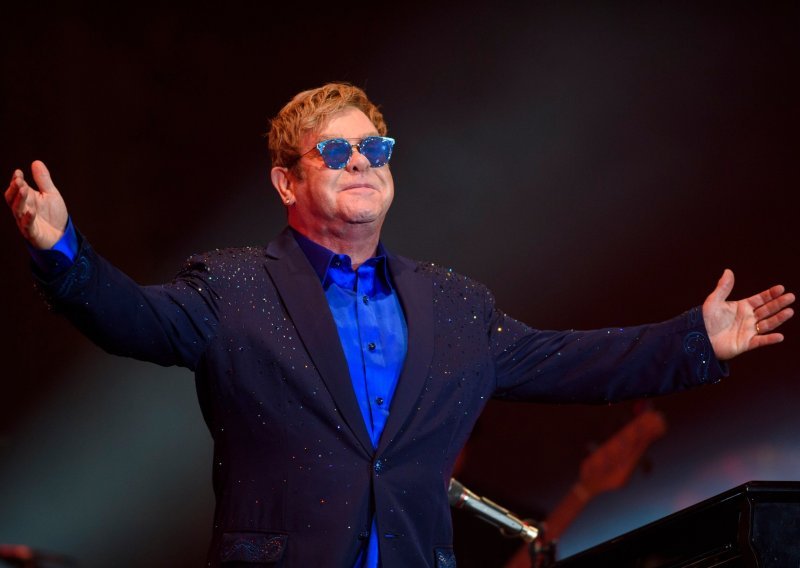 Elton John završio u bolnici