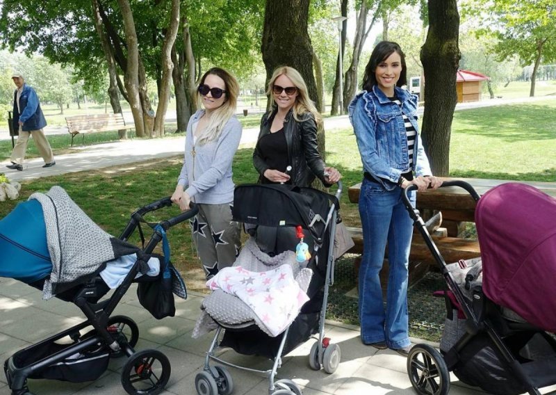 Mirna Maras, Lana Banely i Pamela Ramljak u šetnji s mališanima