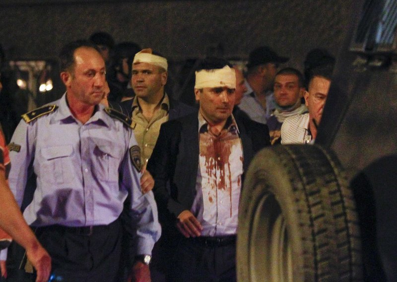 Policija rastjerala razjarenu masu iz parlamenta, šef albanske stranke teže ozlijeđen