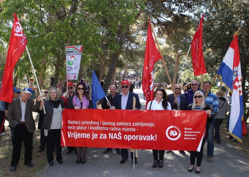 Kandidati za gradonačelnika u Maksimiru dijele karanfile i grah, prosvjed u Slavonskom Brodu