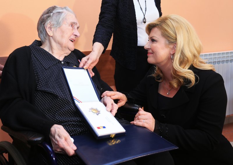 Predsjednica odlikovala Milku Zadro, majku poginulog legendarnog branitelja Vukovara