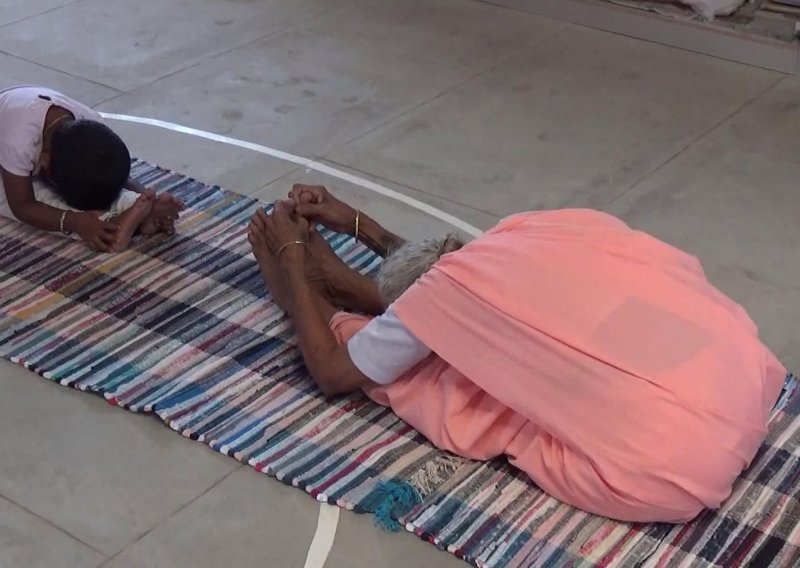 Ova bakica ima 98 godina i podučava jogu