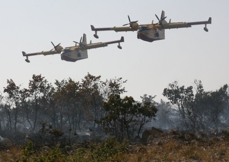 Sedam zrakoplova MORH-a gasi požar koji prijeti NP Krka