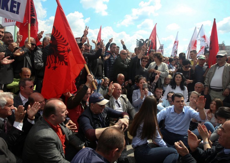 Deseci tisuća Albanaca prosvjeduju protiv vlade