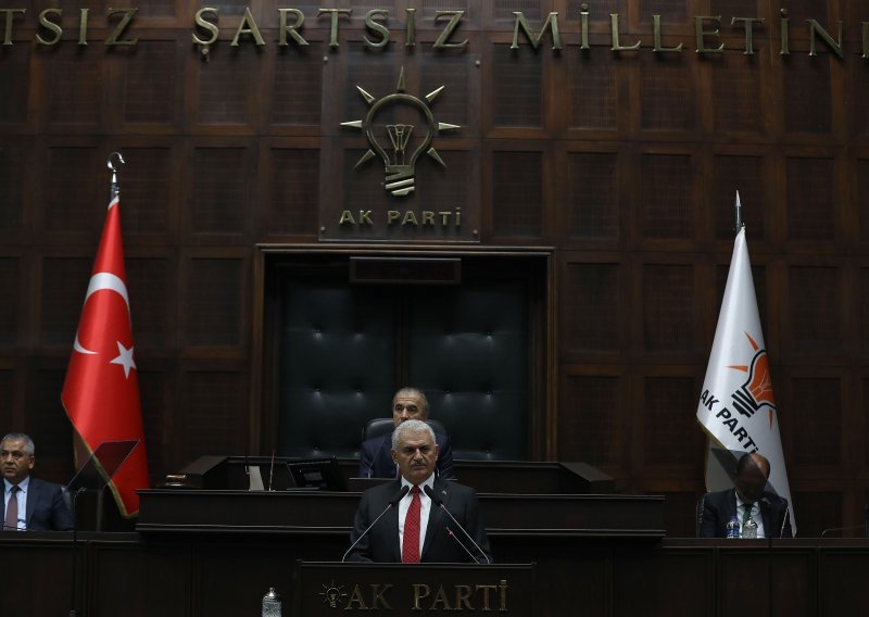 Premijer Yildirim: Berlin treba izabrati između Turske i pučista
