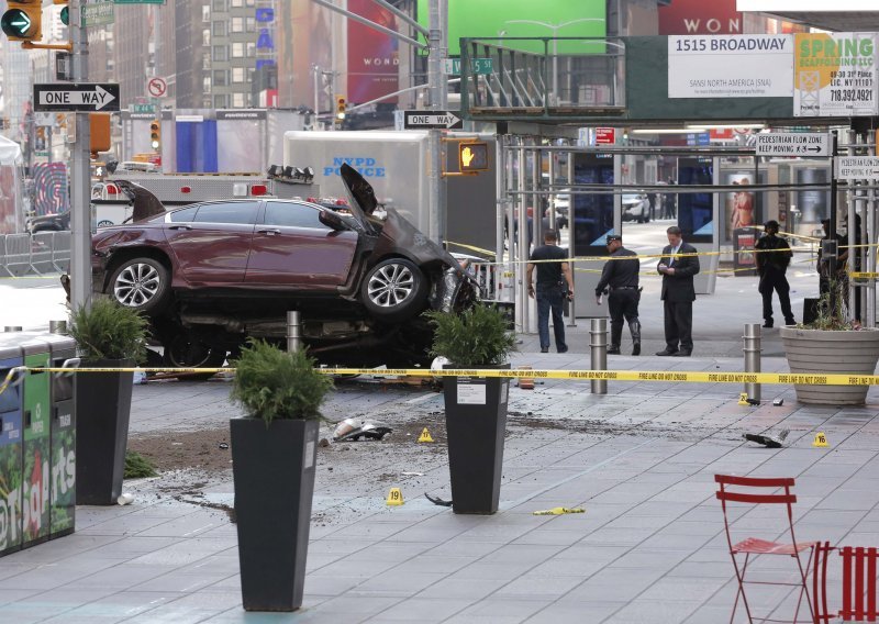 Troje kritično nakon naleta automobila na Times Squareu