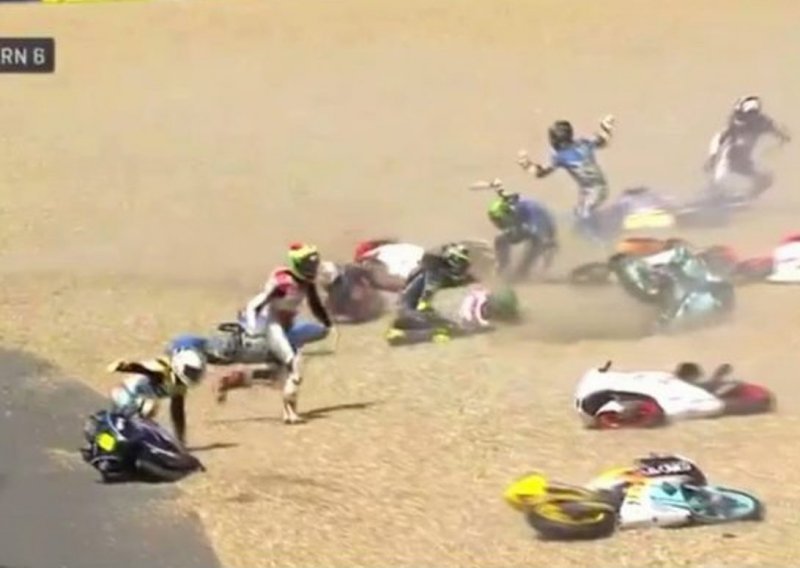 Nevjerojatan masovni pad motociklista na utrci u Le Mansu