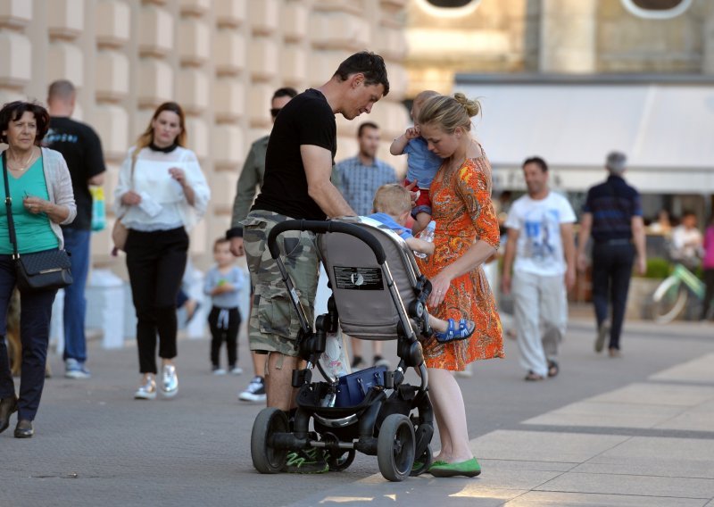 Ivica Kostelić uživa u šetnji sa suprugom i djecom