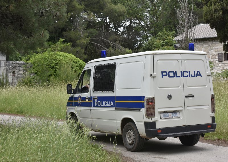 Četvorka zatočila i zlostavljala muškarca u Draganiću