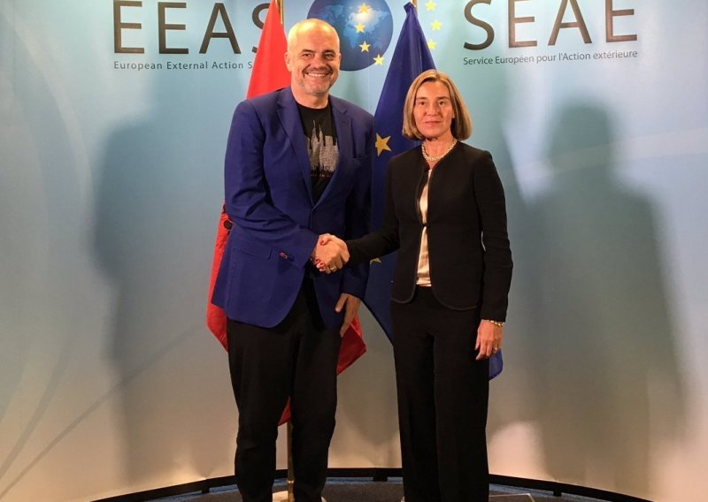 Albanski premijer na sastanak u EU došao odjeven kao za plažu