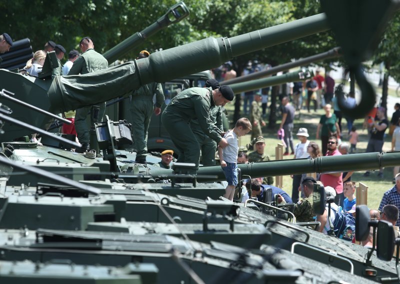 Na Jarunu građani razgledali oružje i opremu Hrvatske vojske