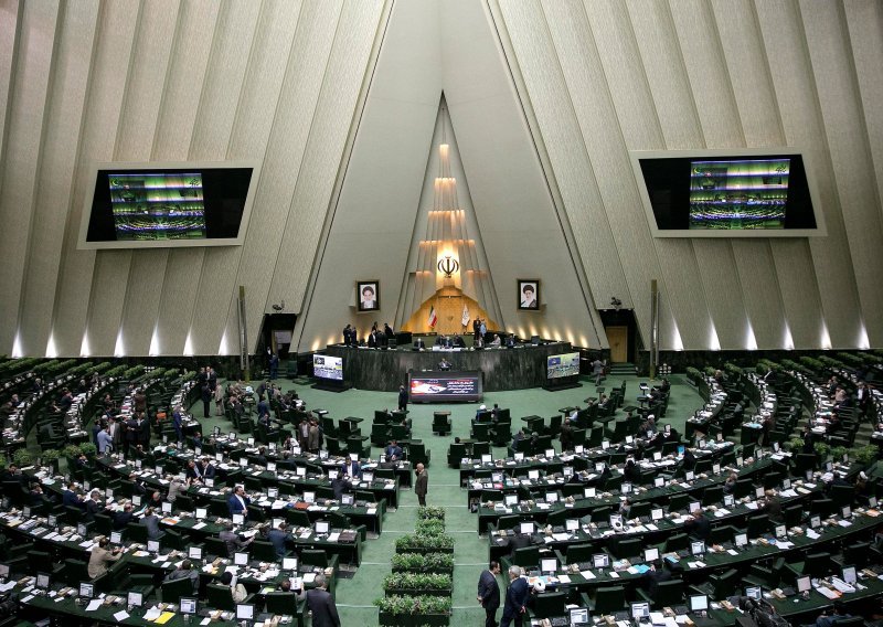 Pucnjava u iranskom parlamentu, jedan stražar ubijen