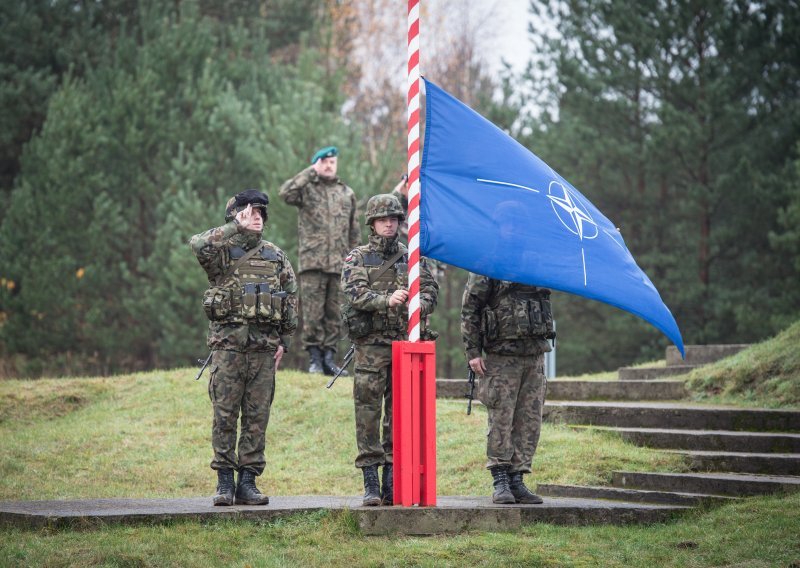 NATO seli u novu zgradu, sa starim problemima