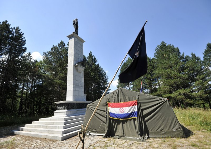 A-HSP mora ukloniti šator kraj spomenika u Srbu