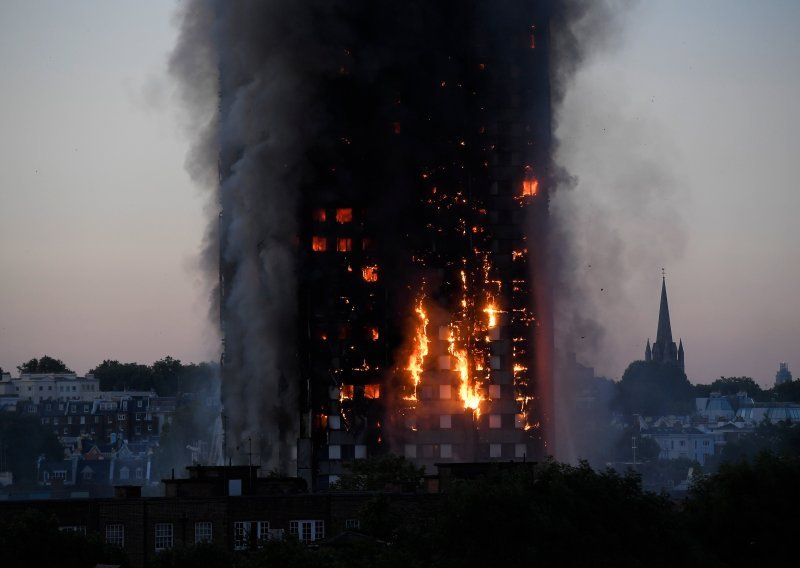 Vatrogasci zasad ne mogu pretražiti izgorjelu zgradu u Londonu
