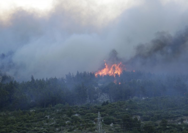 Dramatične snimke spaljene zemlje na Makarskoj rivijeri