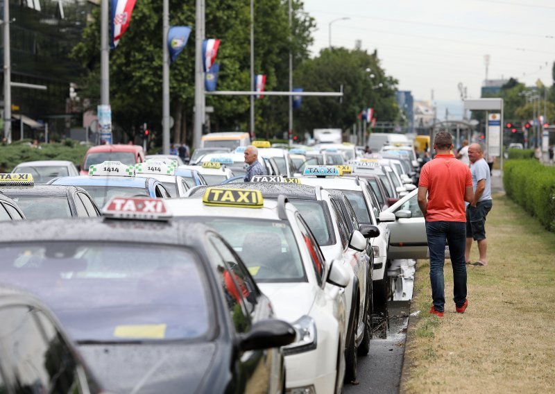 Stižu kazne taksistima koji su zakrčili Vukovarsku buneći se protiv Ubera