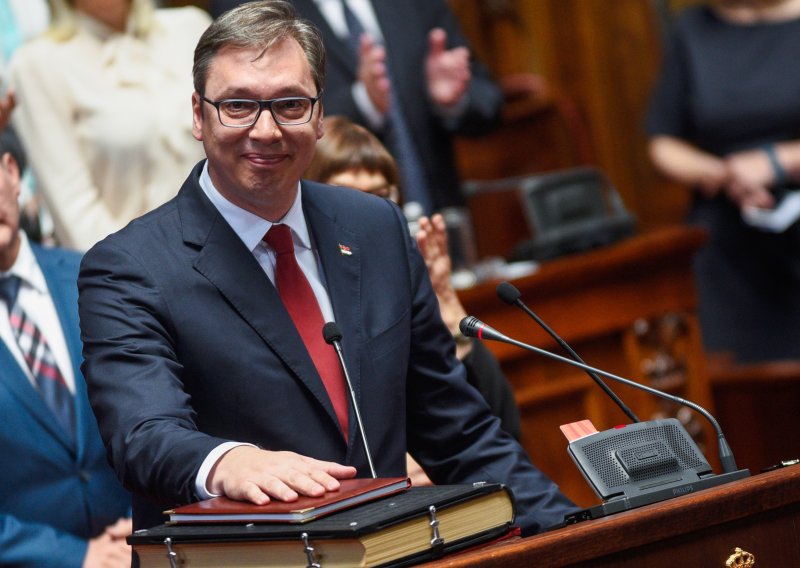 Srbijanska oporba traži od Vučića podnešenje ostavke u stranci