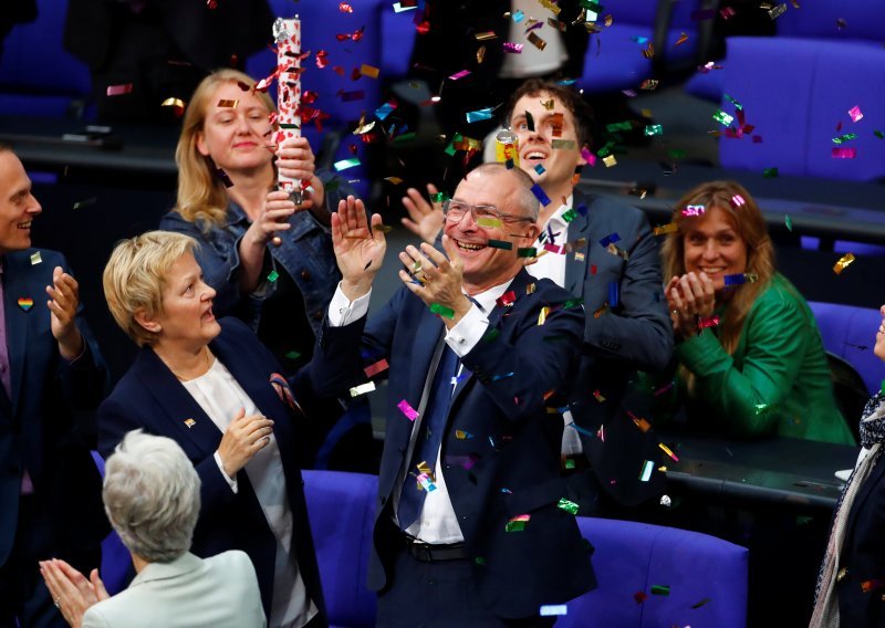 Njemačka legalizirala gej brakove s pravom usvajanja djece