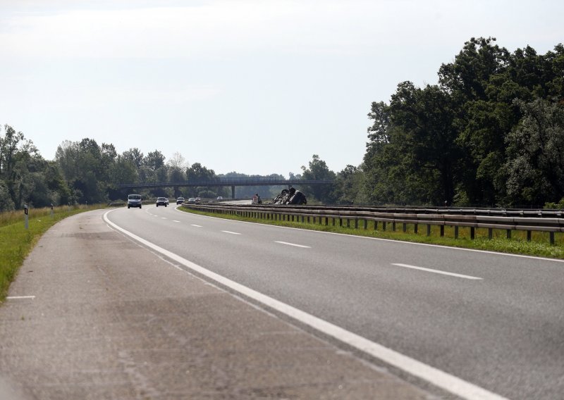 HAK upozorava: Na autocesti između Kutine i Novske na kolniku je predmet