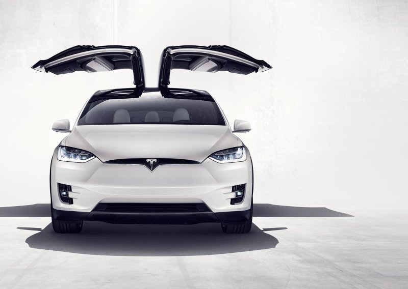 Slupao se i Tesla Model X, vlasnik krivi Autopilot