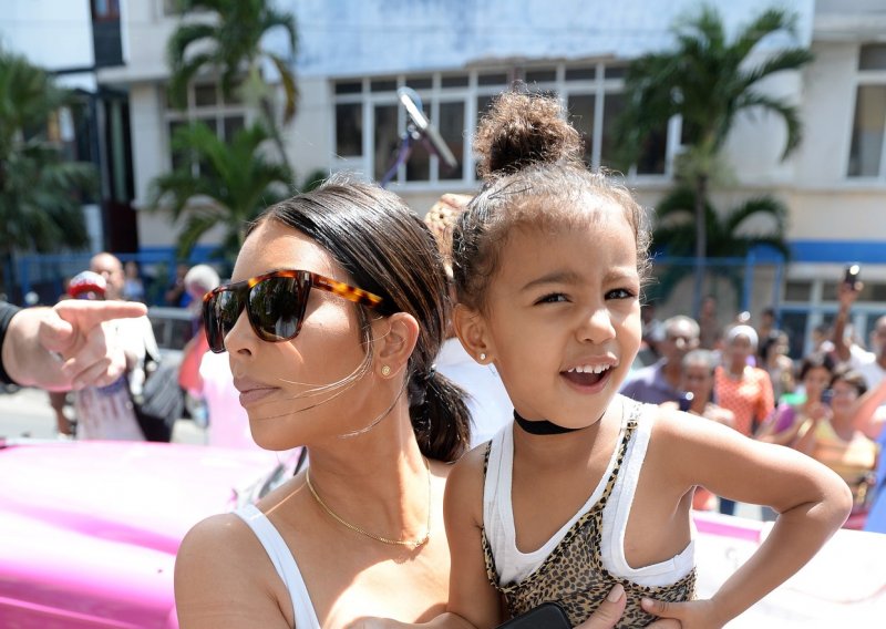 Kim Kardashian na udaru: Kćerkicu odjenula u haljinu s korzetom