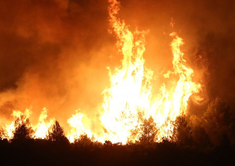 Veliki požar hara Crnom Gorom, evakuirano 300 ljudi