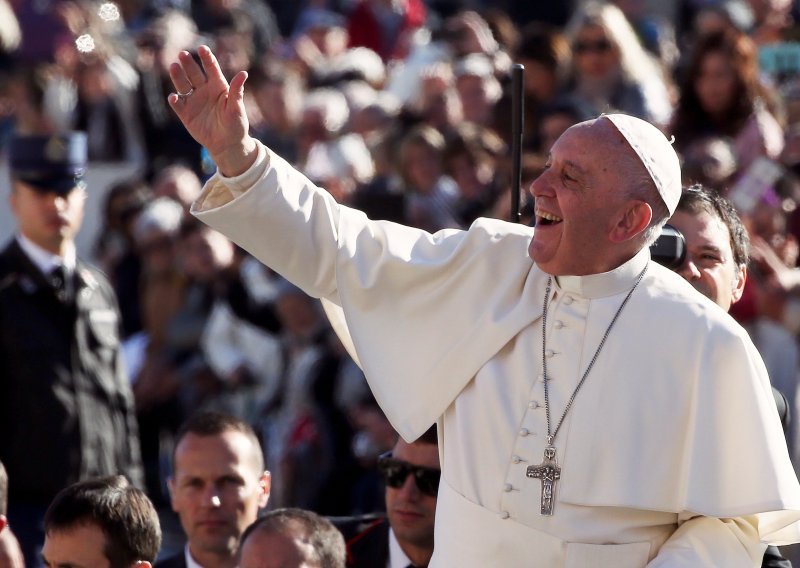 Papa se smilovao svećeniku koji je objavio povjerljive dokumente