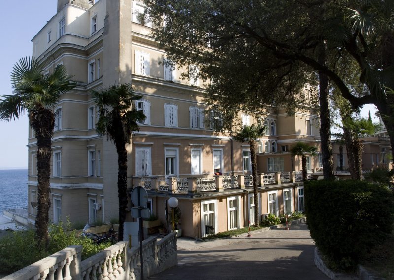 Češki turist poginuo kad je pukla betonska ograda balkona na hotelu
