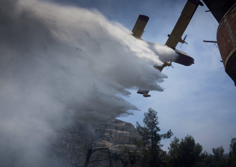 Požar kod Šibenika gasi više od 30 vatrogasaca i dva kanadera