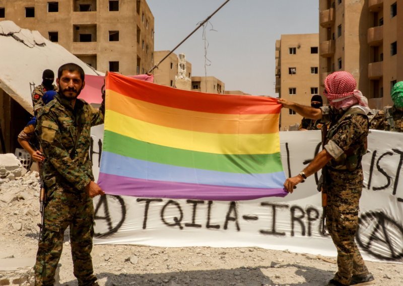 'Ovi pederi ubijaju fašiste': LGBTQ jedinica krenula u rat protiv ISIL-a